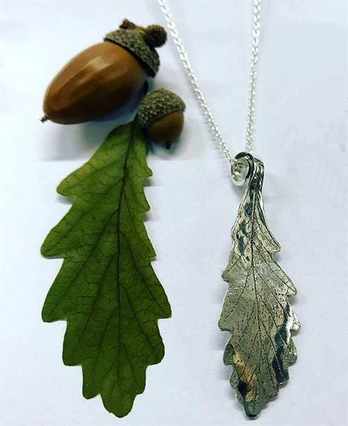 Eikeløv, sølv lite anheng med ertekjede
